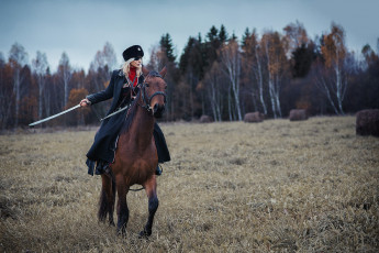 Картинка darya+lefler девушки дарья+лефлер darya lefler бурка папаха казачка шрам лошадь конь степь шашка есаул рубить сабля холодное оружие атаманша дарья лефлер cosplay блондинка девушка модель наряд поза макияж причёска взгляд