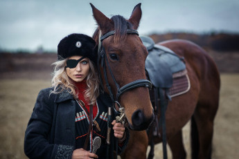 обоя darya lefler, девушки, дарья лефлер, darya, lefler, бурка, папаха, казачка, шрам, лошадь, конь, степь, шашка, есаул, рубить, сабля, холодное, оружие, атаманша, дарья, лефлер, cosplay, блондинка, девушка, модель, наряд, поза, макияж, причёска, взгляд