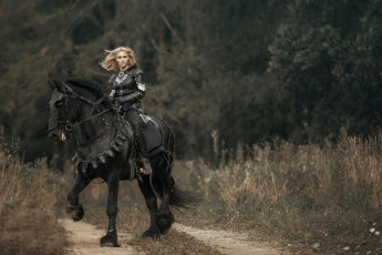 обоя darya lefler, девушки, дарья лефлер, darya, lefler, чёрный, кожа, красотка, вороной, лошадь, конь, дарья, лефлер, cosplay, блондинка, девушка, модель, наряд, поза, макияж, причёска, взгляд