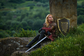 Картинка darya+lefler девушки дарья+лефлер darya lefler воин меч доспехи средневековье рыцарь холодное оружие дарья лефлер cosplay блондинка девушка модель наряд поза макияж причёска взгляд