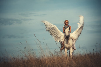 Картинка darya+lefler девушки дарья+лефлер darya lefler пегас крылья белый перья красотка конь дарья лефлер cosplay блондинка девушка модель наряд поза макияж причёска взгляд