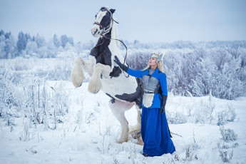 обоя darya lefler, девушки, дарья лефлер, darya, lefler, посланник, синий, blue, конь, лошадь, жеребец, тяжеловоз, белый, снег, зима, холод, воин, доспехи, средневековье, дарья, лефлер, cosplay, блондинка, девушка, модель, наряд, поза, макияж, причёска, взгляд