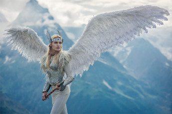 обоя darya lefler, девушки, дарья лефлер, darya, lefler, ангел, крылья, белый, перья, красотка, дарья, лефлер, cosplay, блондинка, девушка, модель, наряд, поза, макияж, причёска, взгляд