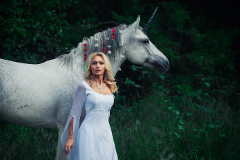 обоя darya lefler, девушки, дарья лефлер, darya, lefler, единорог, белый, красотка, конь, дарья, лефлер, cosplay, блондинка, девушка, модель, наряд, поза, макияж, причёска, взгляд