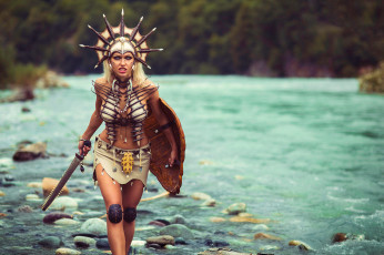 обоя darya lefler, девушки, дарья лефлер, darya, lefler, амазонка, раскраска, кости, перья, туземка, красотка, дарья, лефлер, cosplay, блондинка, девушка, модель, наряд, поза, макияж, причёска, взгляд