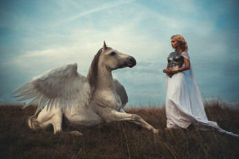 Картинка darya+lefler девушки дарья+лефлер darya lefler пегас крылья белый перья красотка конь дарья лефлер cosplay блондинка девушка модель наряд поза макияж причёска взгляд