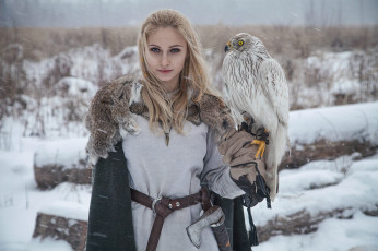 обоя darya lefler, девушки, дарья лефлер, darya, lefler, охотник, средневековье, птица, хищник, ястреб, охота, дарья, лефлер, cosplay, блондинка, девушка, модель, наряд, поза, макияж, причёска, взгляд