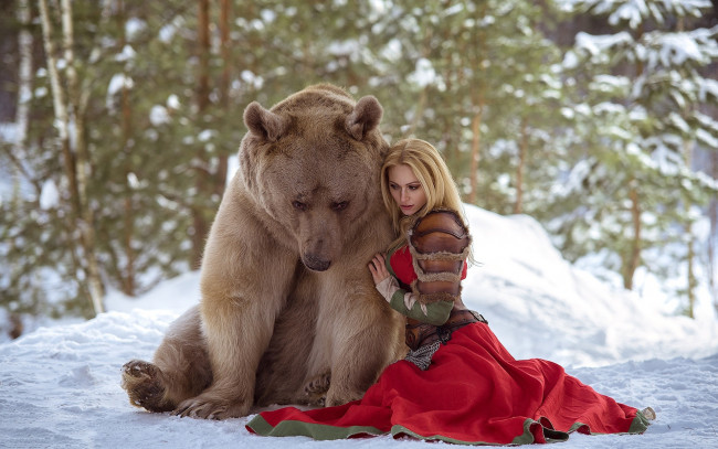 Обои картинки фото darya lefler, девушки, дарья лефлер, darya, lefler, медведь, степан, сарафан, снег, дарья, лефлер, cosplay, блондинка, девушка, модель, наряд, поза, макияж, причёска, взгляд