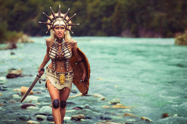 Обои картинки фото darya lefler, девушки, дарья лефлер, darya, lefler, амазонка, раскраска, кости, перья, туземка, красотка, дарья, лефлер, cosplay, блондинка, девушка, модель, наряд, поза, макияж, причёска, взгляд