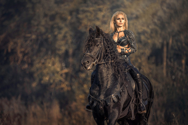 Обои картинки фото darya lefler, девушки, дарья лефлер, darya, lefler, чёрный, кожа, красотка, вороной, лошадь, конь, дарья, лефлер, cosplay, блондинка, девушка, модель, наряд, поза, макияж, причёска, взгляд