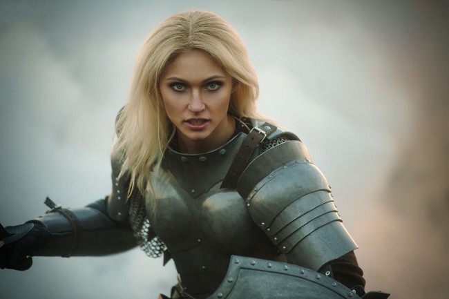 Обои картинки фото darya lefler, девушки, дарья лефлер, darya, lefler, воин, меч, доспехи, средневековье, рыцарь, холодное, оружие, дарья, лефлер, cosplay, блондинка, девушка, модель, наряд, поза, макияж, причёска, взгляд