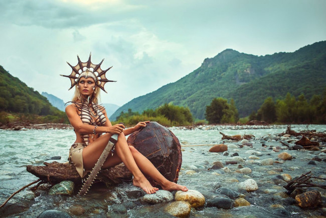 Обои картинки фото darya lefler, девушки, дарья лефлер, darya, lefler, амазонка, раскраска, кости, перья, туземка, красотка, дарья, лефлер, cosplay, блондинка, девушка, модель, наряд, поза, макияж, причёска, взгляд