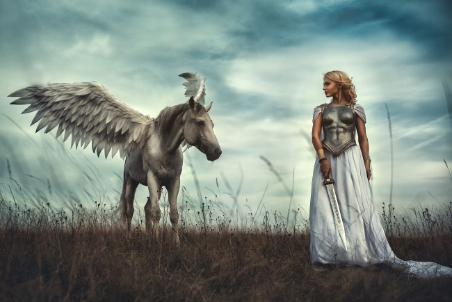 Обои картинки фото darya lefler, девушки, дарья лефлер, darya, lefler, пегас, крылья, белый, перья, красотка, конь, дарья, лефлер, cosplay, блондинка, девушка, модель, наряд, поза, макияж, причёска, взгляд