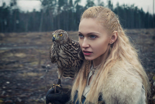 Обои картинки фото darya lefler, девушки, дарья лефлер, darya, lefler, охотник, средневековье, птица, хищник, ястреб, охота, дарья, лефлер, cosplay, блондинка, девушка, модель, наряд, поза, макияж, причёска, взгляд