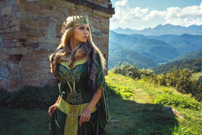 Обои картинки фото darya lefler, девушки, дарья лефлер, darya, lefler, эльфийка, доспехи, средневековье, дарья, лефлер, cosplay, блондинка, девушка, модель, наряд, поза, макияж, причёска, взгляд