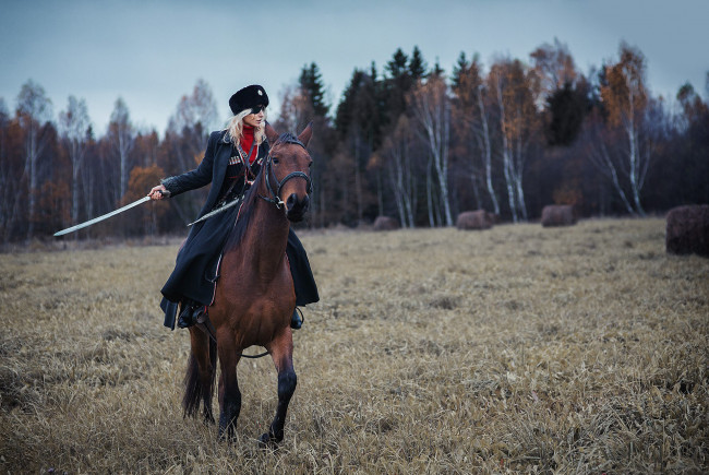 Обои картинки фото darya lefler, девушки, дарья лефлер, darya, lefler, бурка, папаха, казачка, шрам, лошадь, конь, степь, шашка, есаул, рубить, сабля, холодное, оружие, атаманша, дарья, лефлер, cosplay, блондинка, девушка, модель, наряд, поза, макияж, причёска, взгляд