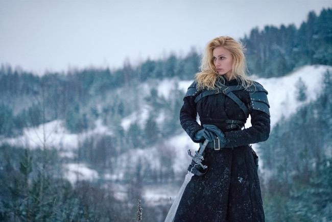 Обои картинки фото darya lefler, девушки, дарья лефлер, darya, lefler, воин, меч, доспехи, средневековье, рыцарь, холодное, оружие, дарья, лефлер, cosplay, блондинка, девушка, модель, наряд, поза, макияж, причёска, взгляд