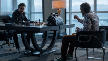 Картинка кино+фильмы die+in+a+gunfight мужчины разговор стол сумка