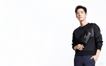 Картинка мужчины xiao+zhan актер свитер барсетка