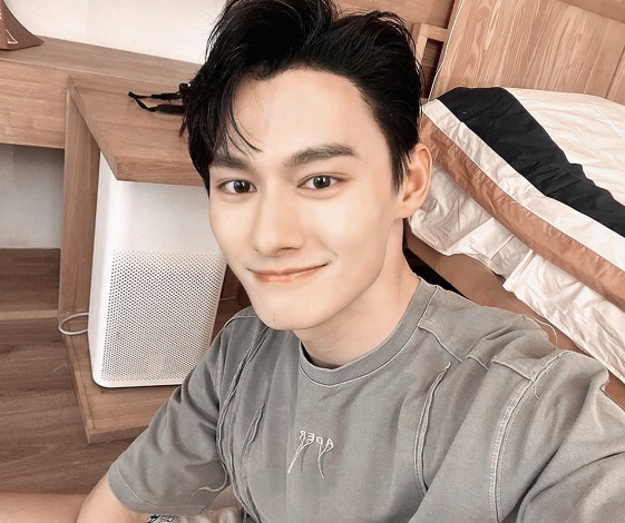 Обои картинки фото мужчины, wang zhuocheng, актер, улыбка, футболка, кровать