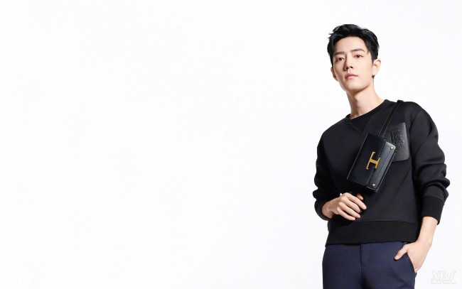 Обои картинки фото мужчины, xiao zhan, актер, свитер, барсетка