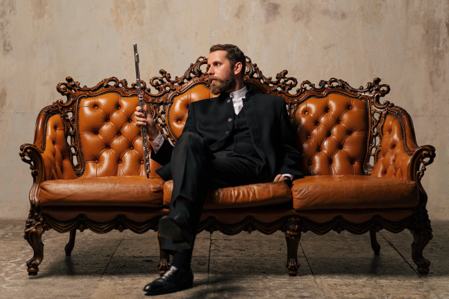 Обои картинки фото мужчины, -unsort, диван, шатен, бородка, усы, флейта