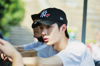 Картинка мужчины wang+yi+bo актер кепка футболка