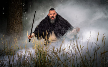 Картинка мужчины -+креатив +косплей туман борода меч