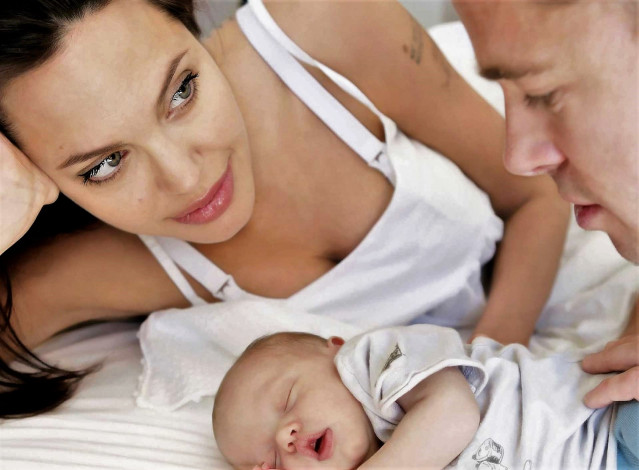 Обои картинки фото разное, знаменитости, анжелина, джоли, брэд, питт, ребенок