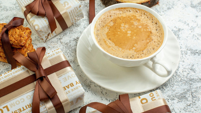 Обои картинки фото еда, кофе,  кофейные зёрна, печенье, подарки