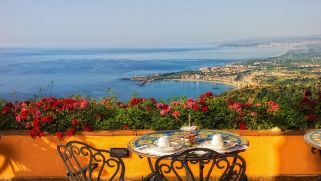 Обои картинки фото интерьер, веранды,  террасы,  балконы, стол, балкон, цветы, панорама, море