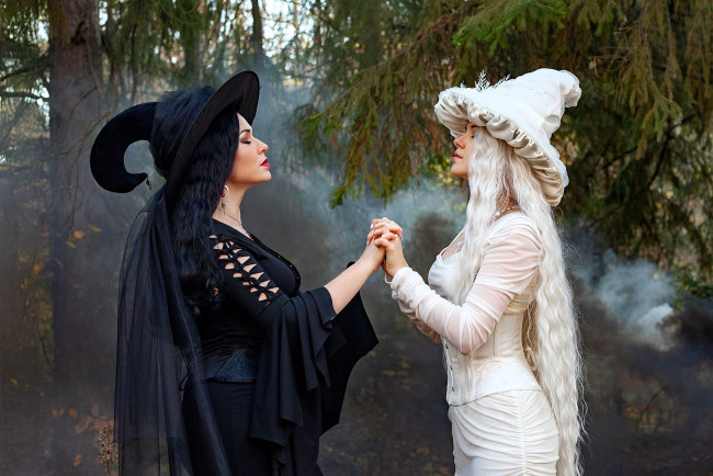 Обои картинки фото девушки, юлия огородникова, образы, косплей, наряды, костюмы, подруги, ведьмы, платья, шляпы, лес, дым