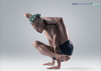 Картинка бренды aquafresh парень йога зубная щетка