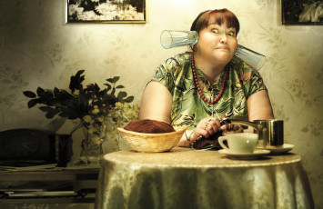 Картинка юмор приколы подслушивание бусы стаканы тетка