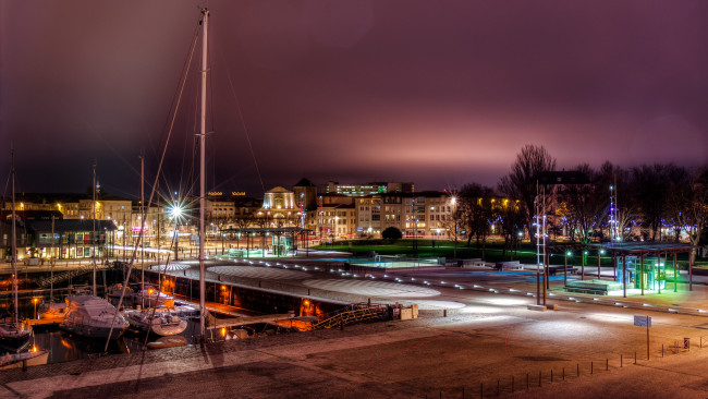 Обои картинки фото la, rochelle, франция, города, огни, ночного, река, мост, парусники, дома, ночь