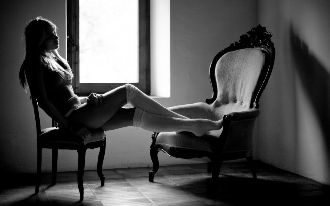 Обои картинки фото -Unsort Черно-белые обои, девушки, unsort, Черно, белые, обои, кресло