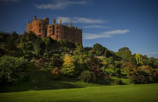 Обои картинки фото powis, castle, города, дворцы, замки, крепости, замок, деревья, парк, трава