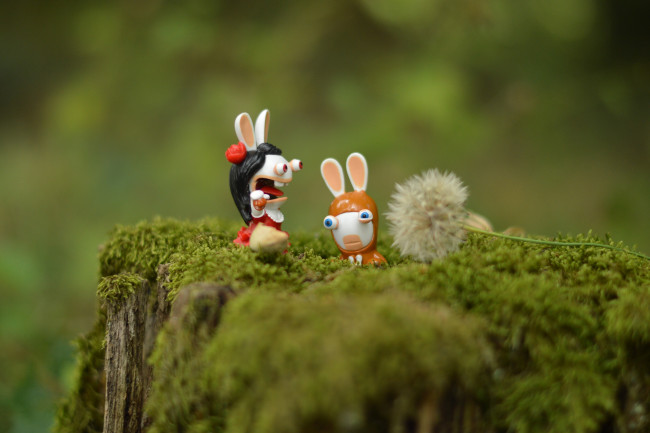 Обои картинки фото разное, игрушки, макро, мох, пень, кролики