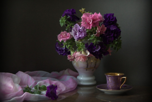 Обои картинки фото цветы, петунии, калибрахоа, букет, платок