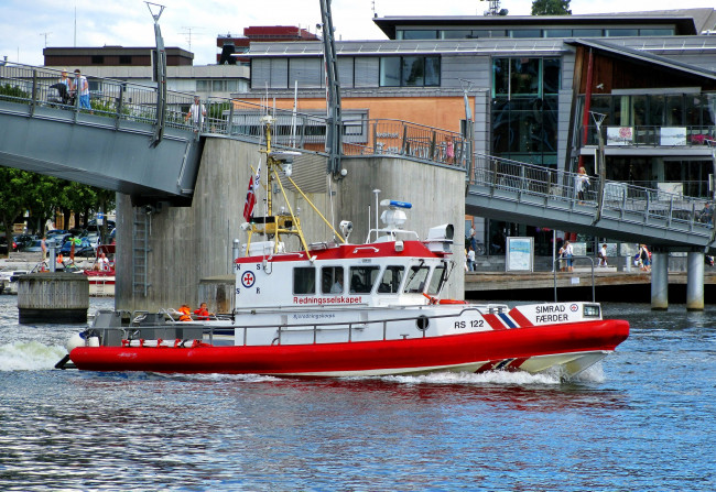 Обои картинки фото корабли, катера, речная, полиция, река, мост, катер