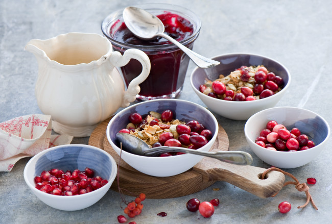 Обои картинки фото еда, мюсли,  хлопья, джем, варенье, хлопья, гранат, красные, ягоды, завтрак