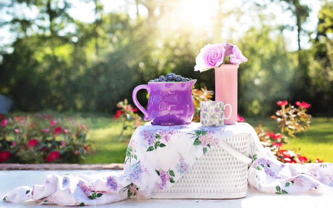 Обои картинки фото еда, фрукты,  ягоды, кувшин, корзина, стол, цветы, ваза, чашка, черника, ягоды