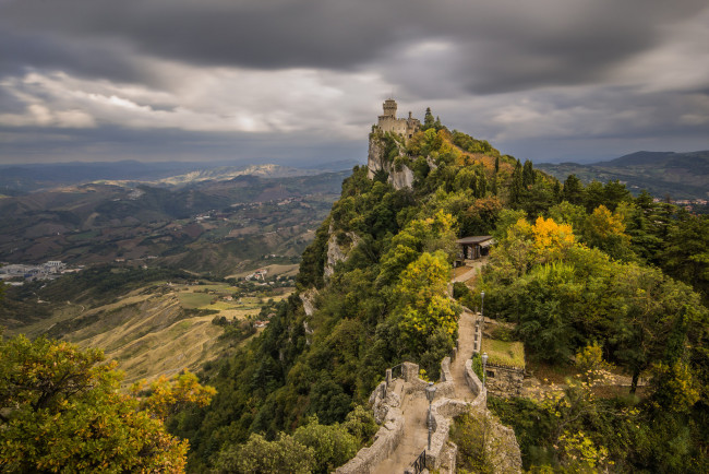 Обои картинки фото san marino, города, сан-марино , сан-марино, утес, здания, леса