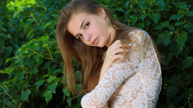 Обои картинки фото девушки, -unsort , брюнетки, темноволосые, взгляд, девушка, фон, elle