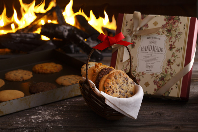 Обои картинки фото еда, пирожные,  кексы,  печенье, печенье, огонь, книга