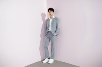 Картинка мужчины wang+yi+bo актер певец костюм угол