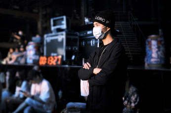 Картинка мужчины wang+yi+bo артист шапка сцена люди маска