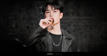 Картинка мужчины wang+yi+bo артист бокал куртка