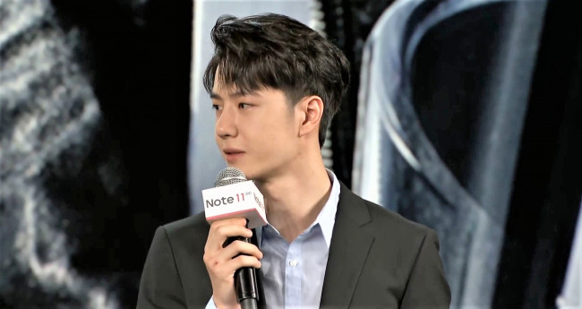 Обои картинки фото мужчины, wang yi bo, актер, лицо, пиджак, микрофон