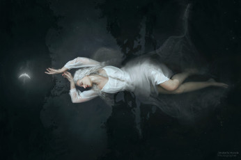 Картинка linda+pudilova девушки вода девушка поза настроение ситуация руки платье блондинка длинные волосы закрытые глаза marketa novak linda pudilova